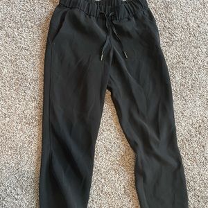 Lululemom on the fly black pants size 4 great condition